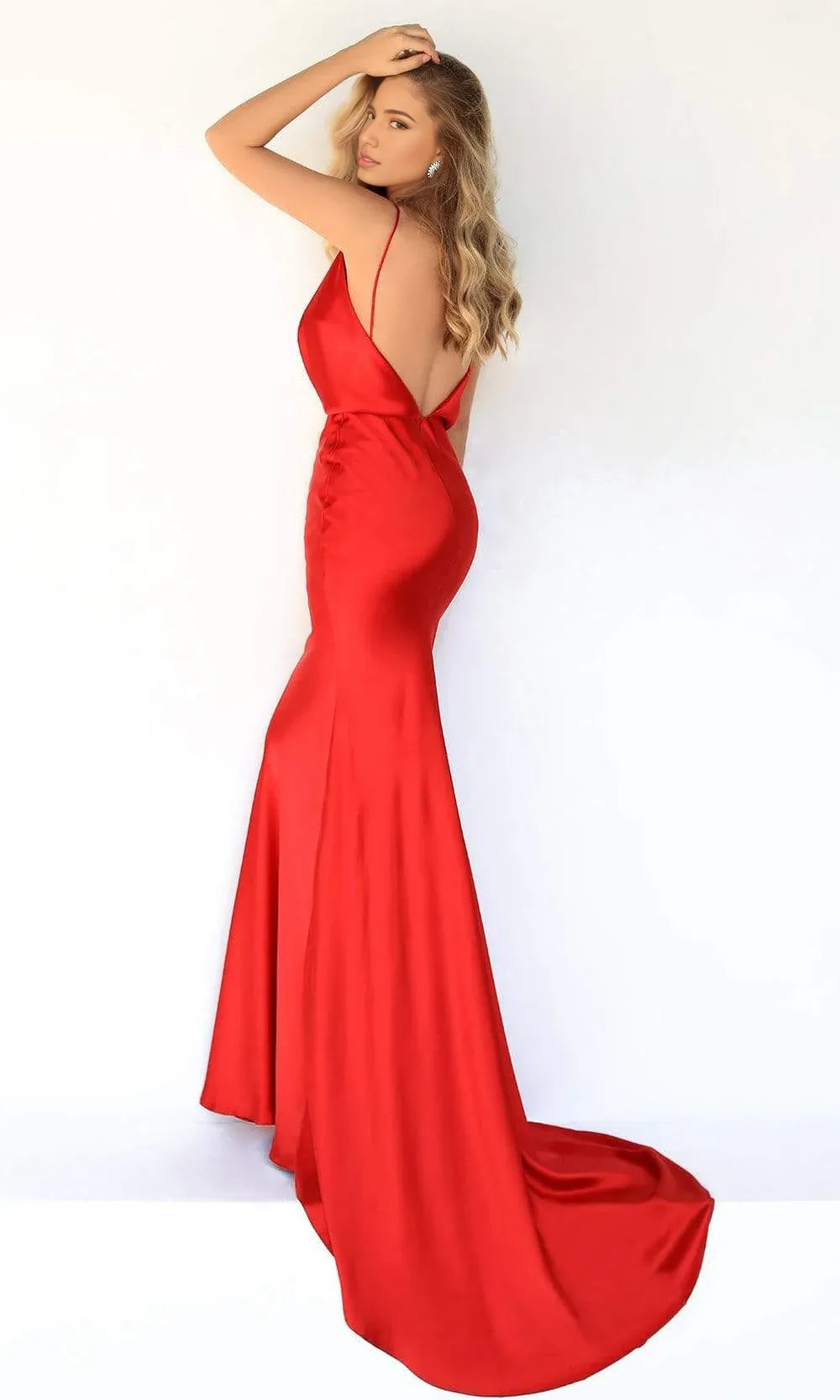 Robes de soirée pour femmes / Robe de bal fourreau simple en satin sans manches, col bénitier et dos en V avec traîne